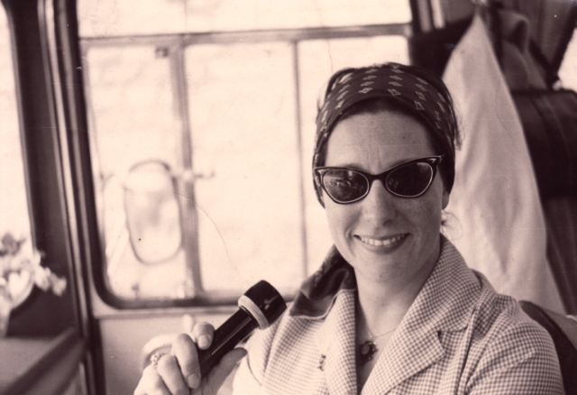 Op de busreis voor vrijgezellen trok Rosalie haar moppentrommel open en zes maanden later was ze getrouwd. Met de buschauffeur.